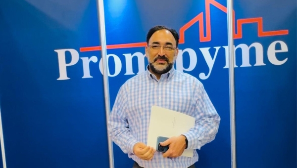 Luis Miura visita Stand Promipyme